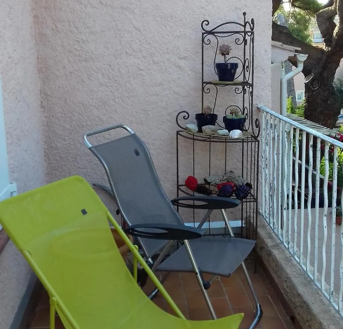Appart Au Calme, Climatise, Avec Parking, 2 Pas Des Plages, Hyeres Le Port Apartment
