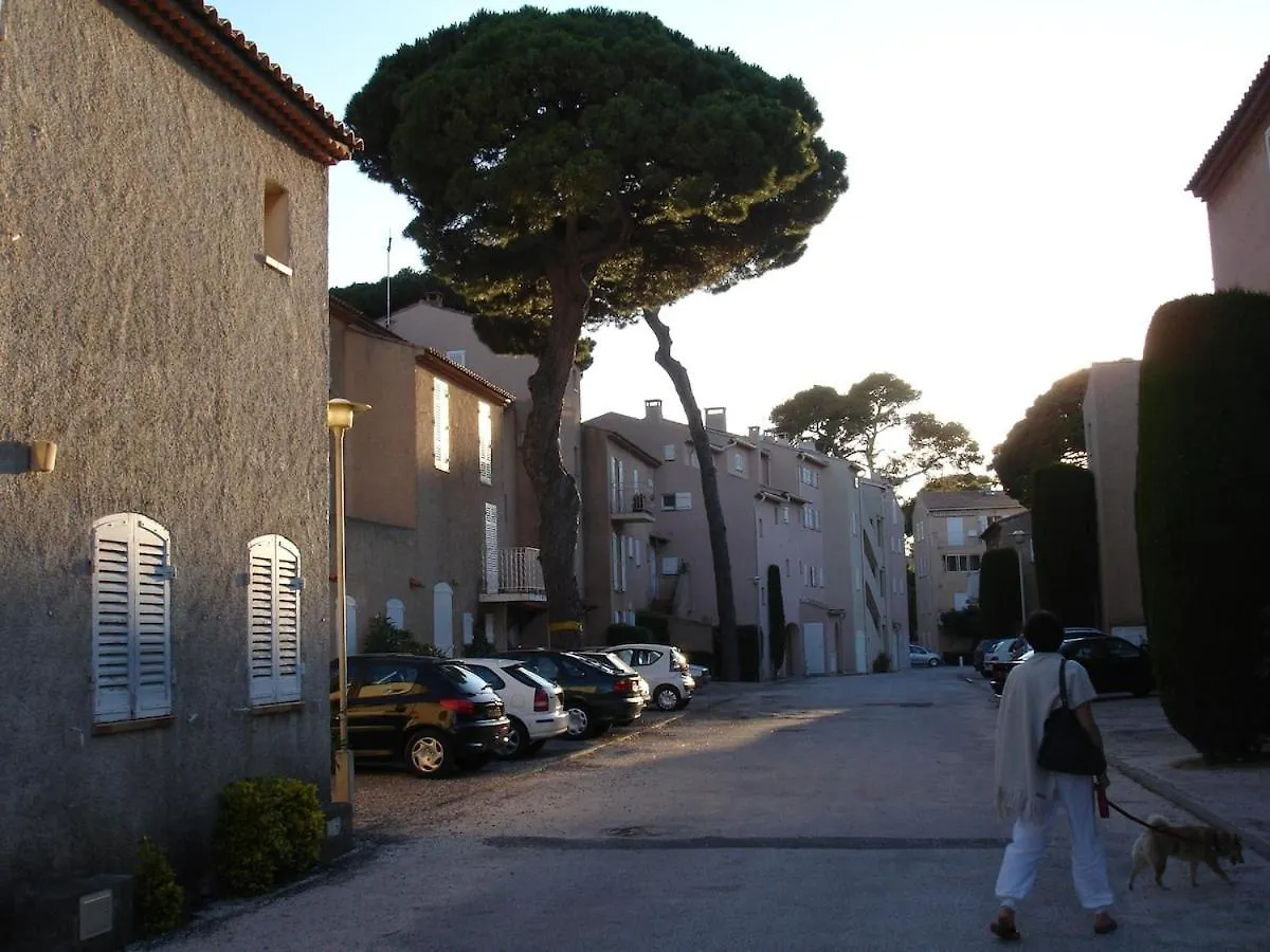 Appart Au Calme, Climatise, Avec Parking, 2 Pas Des Plages, Hyeres Le Port 0*,  France