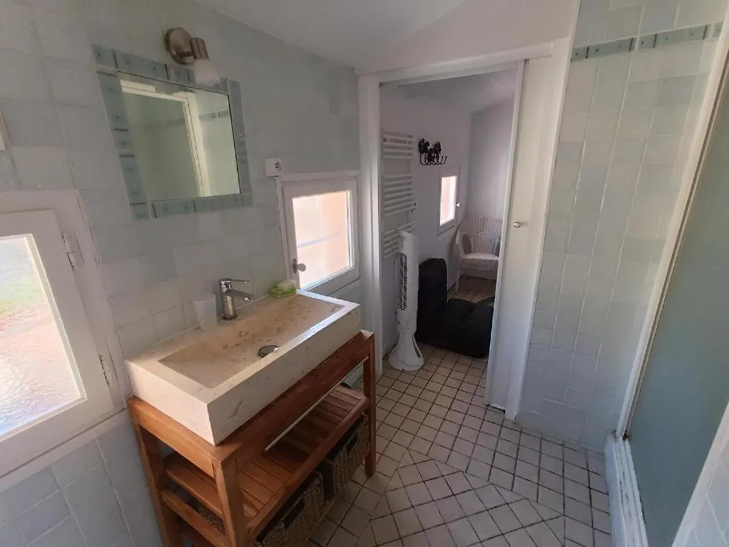 Appart Au Calme, Climatise, Avec Parking, 2 Pas Des Plages, Hyeres Le Port Apartment
