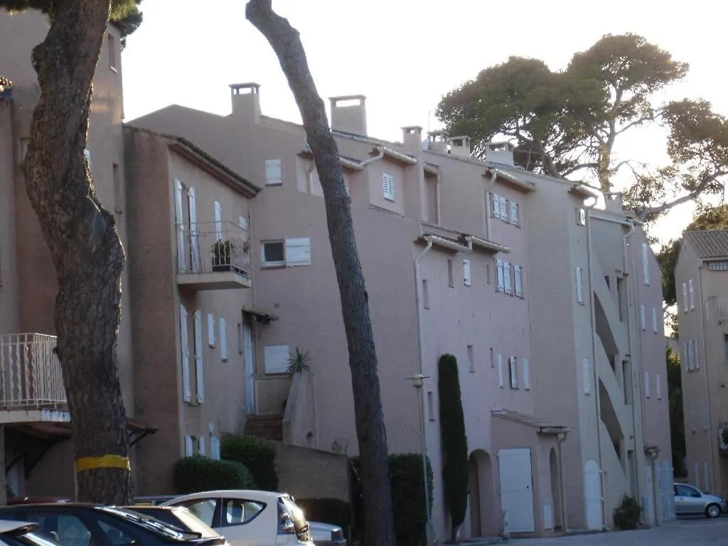 Appart Au Calme, Climatise, Avec Parking, 2 Pas Des Plages, Hyeres Le Port Apartment